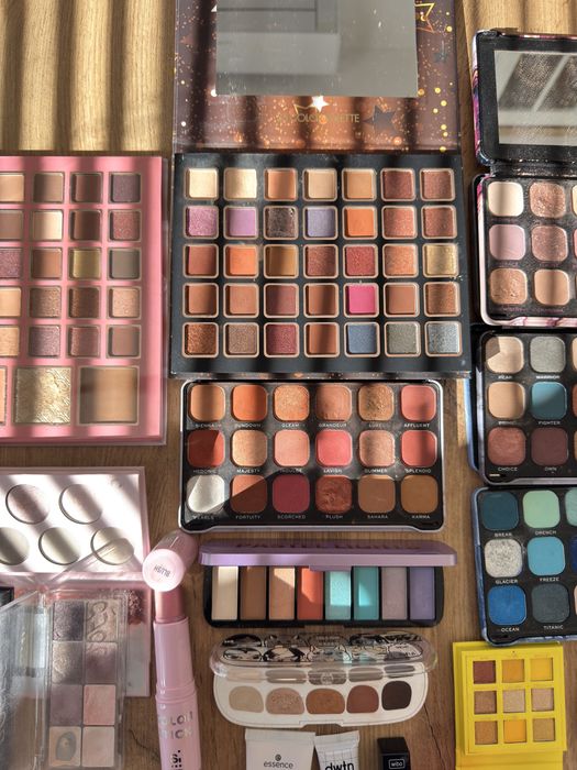 Гримове: Dwtn Paris, Revolution, Essence, Wibo, BellaPierre