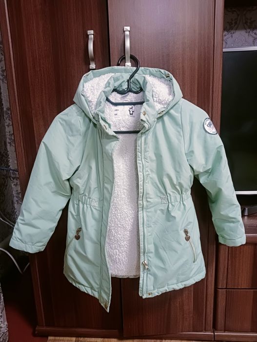 Продам куртки на девочку