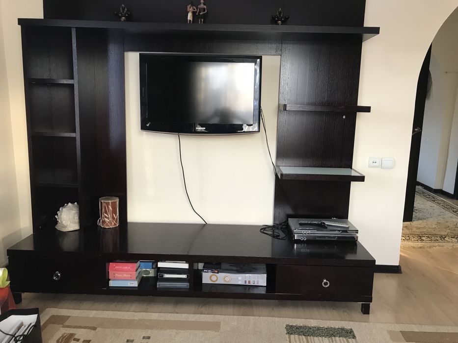 Горка со стеклянными шкафами в хорошем состоянии