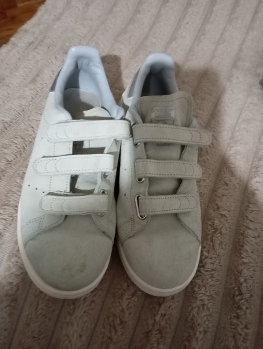 Суйчер и кецове на Адидас с нормални следи от употреба