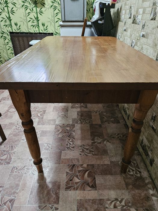 Стол для кухни, или в зал