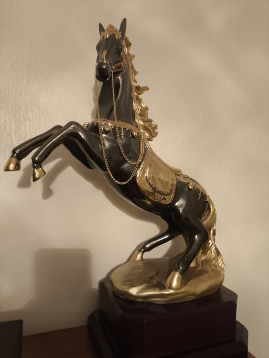 Лошадь статуя конь