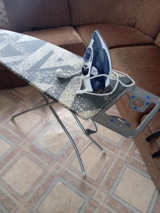 Гладильная доска и утюг