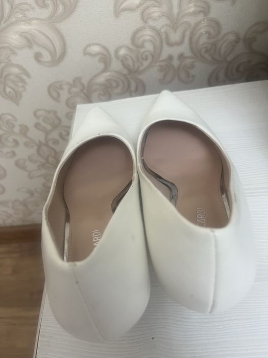Продам туфли белые 39р