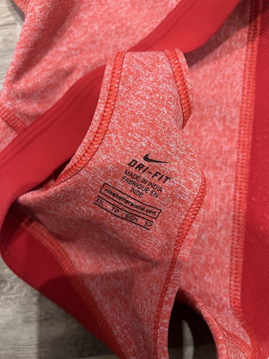 Бюстие Nike в цвят корал