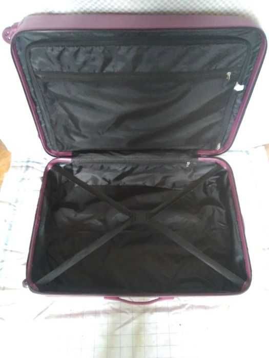 Голям твърд куфар с колелца и телескопична дръжка