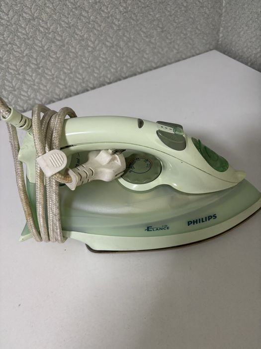 Утюг и гладильная доска