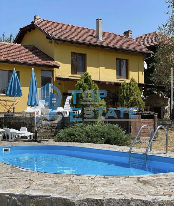 Функционираща къща за гости с басейн и панорамна гледка в село Кисьов