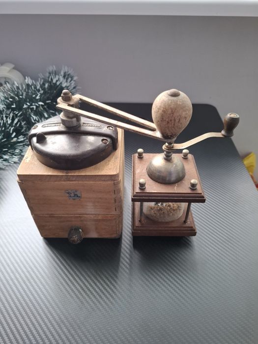 Стари ретро дървени мелнички за черен пипер или кафе