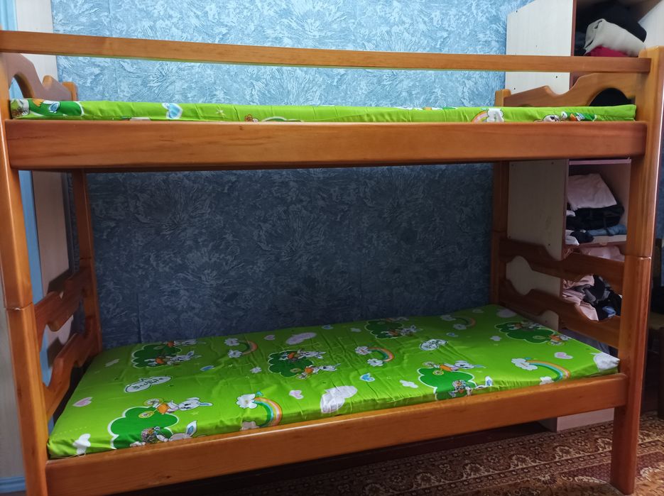 Двухэтажная деревянная кровать
