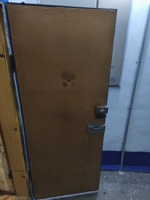 Продам железну дверь.