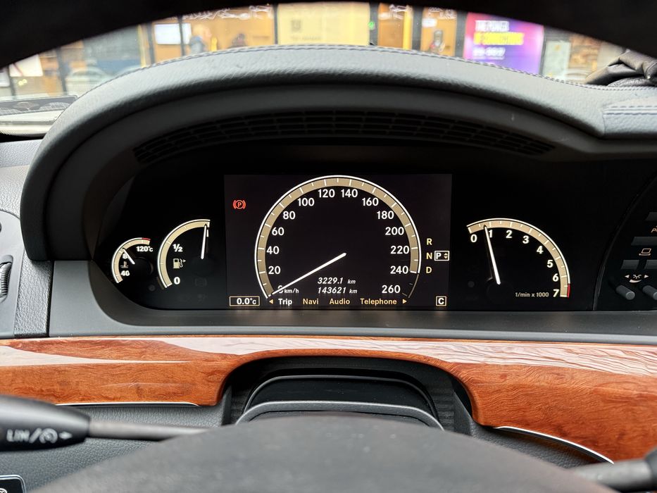 Mercedes-Benz S-Class 350L , fost automobil corp diplomatic .