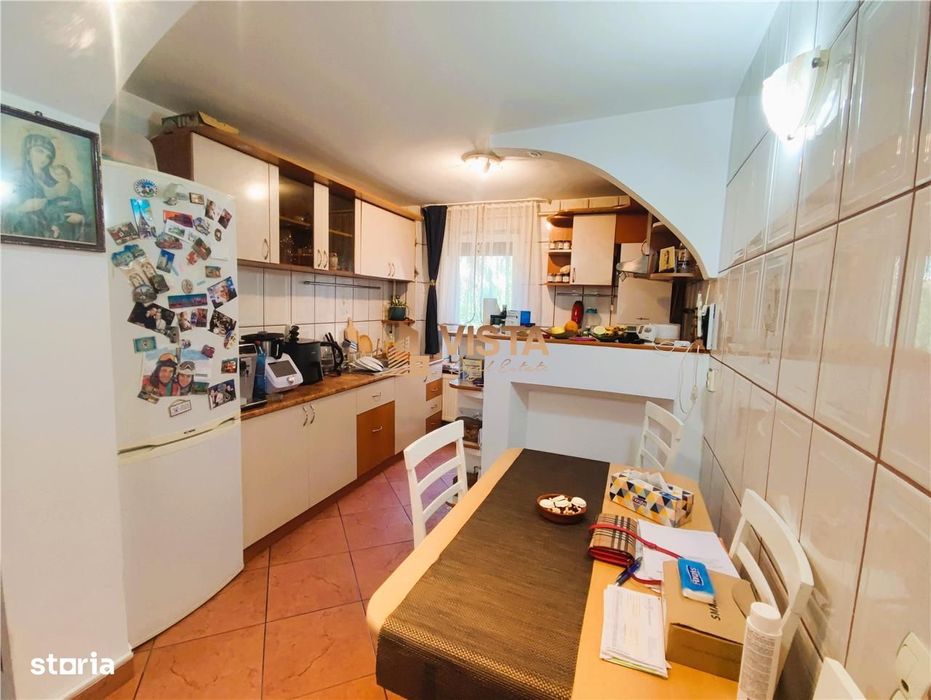 Apartament spatios cu 4 camere, etaj 2, 2 bai, 2 parcari si beci la do