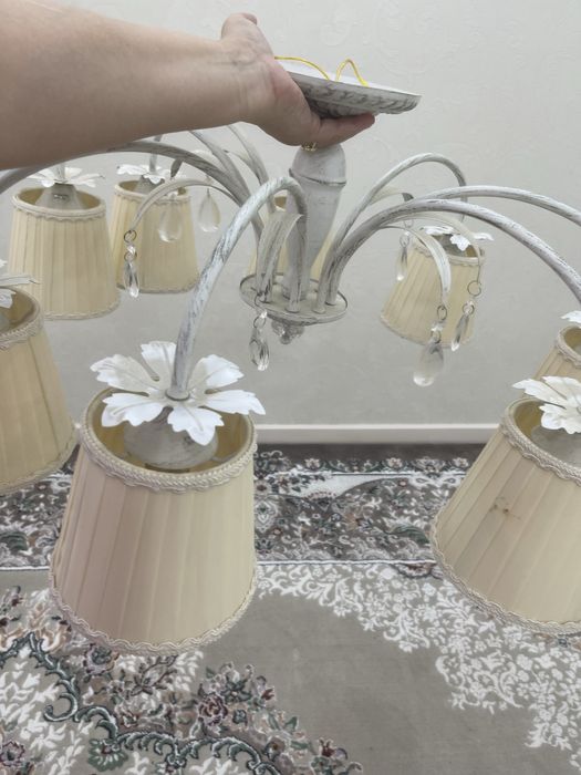 Срочно продаю люстру 8рожковую