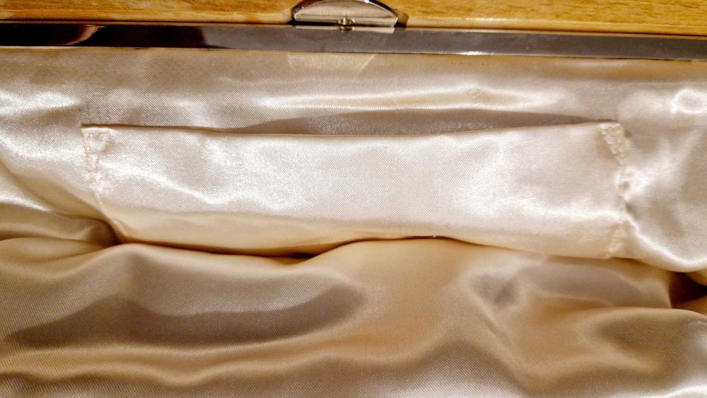 Poseta tip plic si cu lant, interior satin (cu buzunar interior) noua