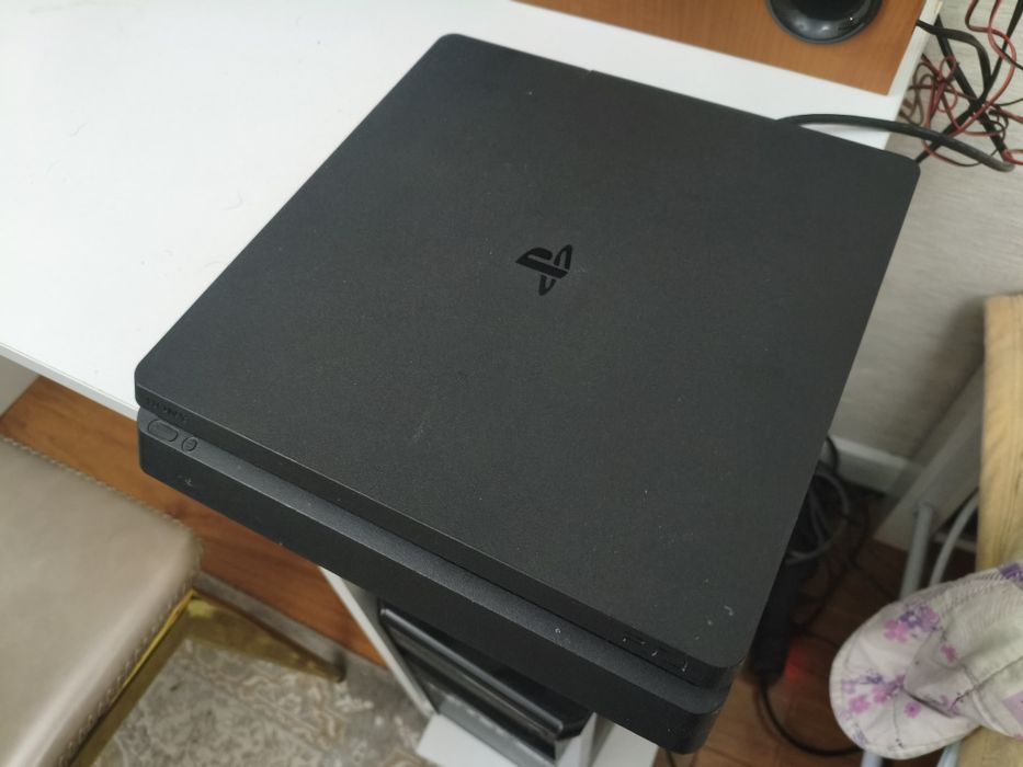 Продам PlayStation 4