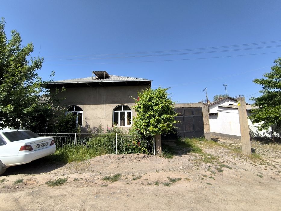 Uy sotiladi 8 sotix 12 hona suv svet bor uyni oʻzidaham Artezian bor