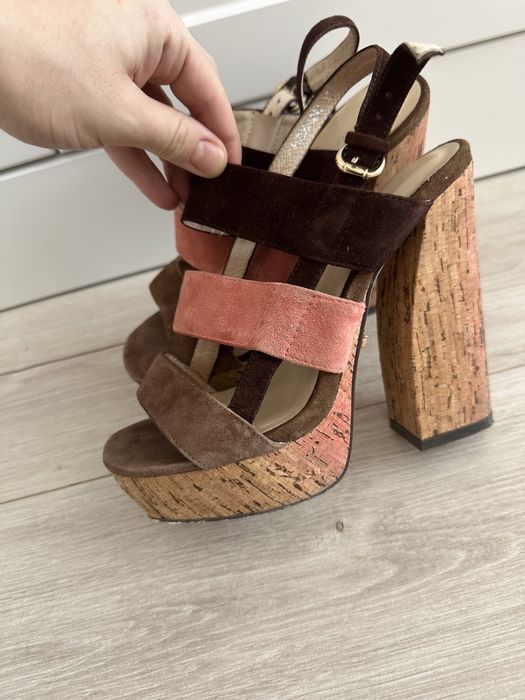 Продам босоножки