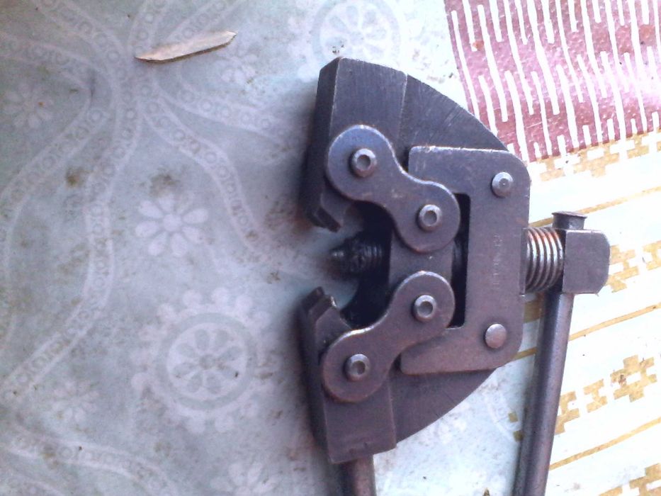 Dispozitiv pentru reparat lant bicicleta