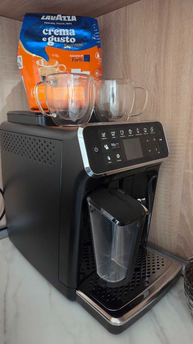 Продавам кафе машина Philips EP4349/70, система за мляко LatteGo
