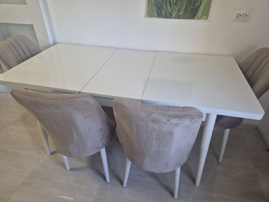 Vând masa MDF alb lucios +scaune beige
