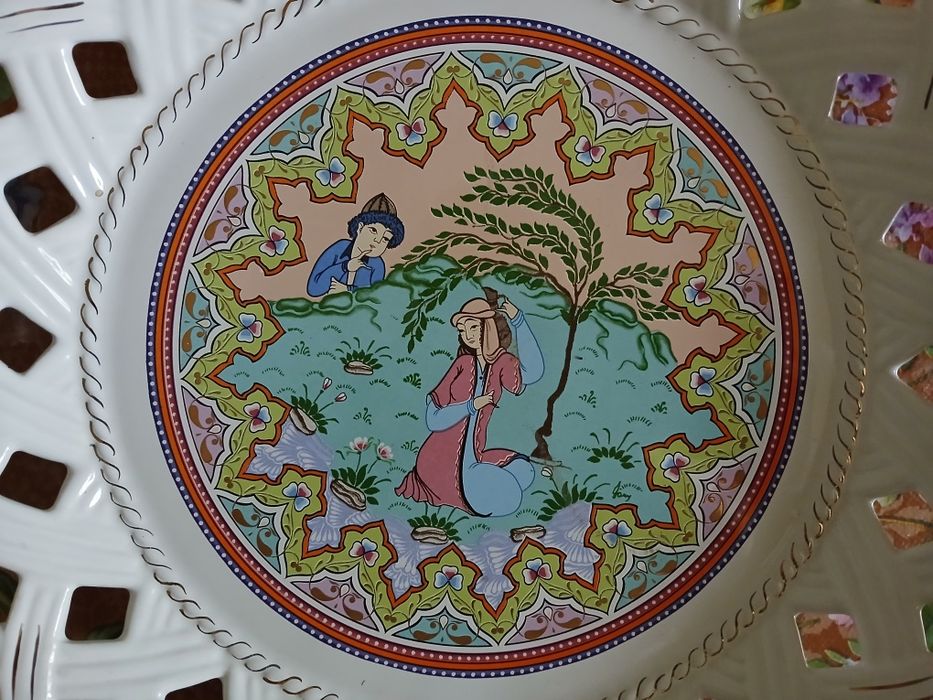 Набор вазы и тарелок с минатюрными картинками