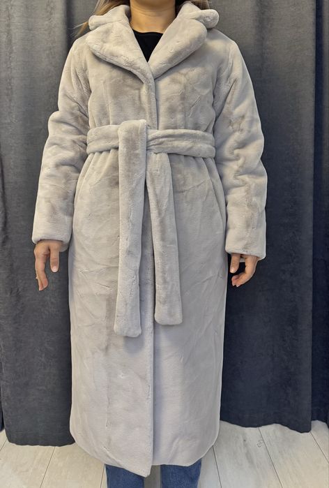 Шуба искусственная. Очень теплая!