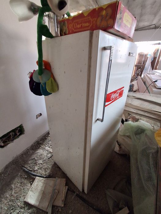 Frigider cu congelator mic, necesita curatare