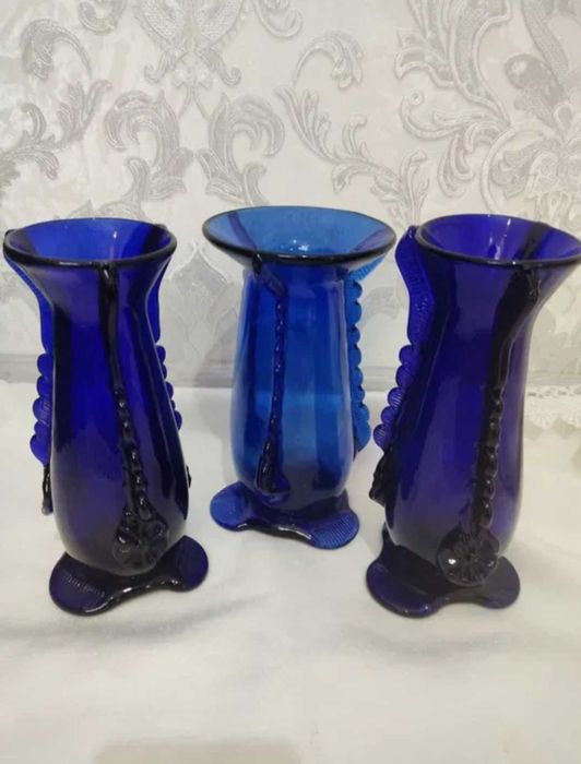 Вазы из цветного стекла.