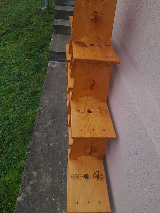 Vând scăunele din lemn de molid
