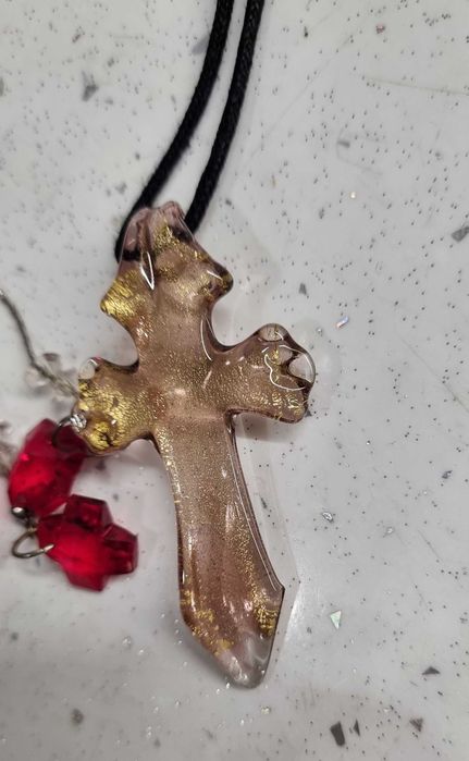 Посребрена икона на св. Богородица и кръст от епоксидна смола смола