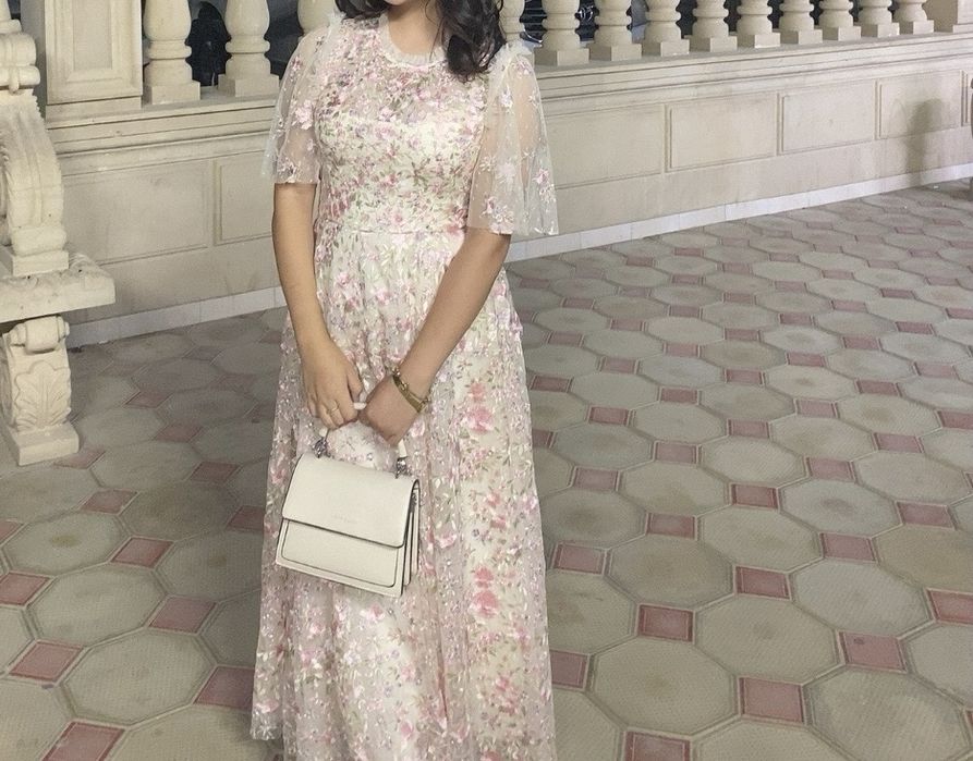 нежное женское платье