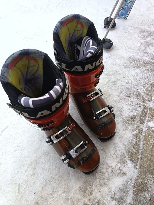 Vînd skiuri plus bețe plus clăpari toate la 160 lei