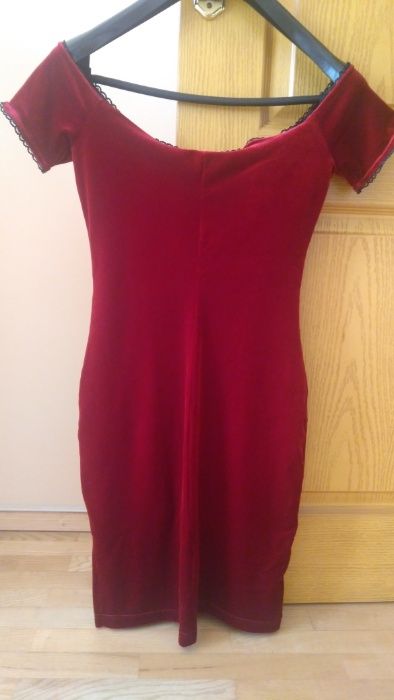 Ефектна червена кадифена рокля
