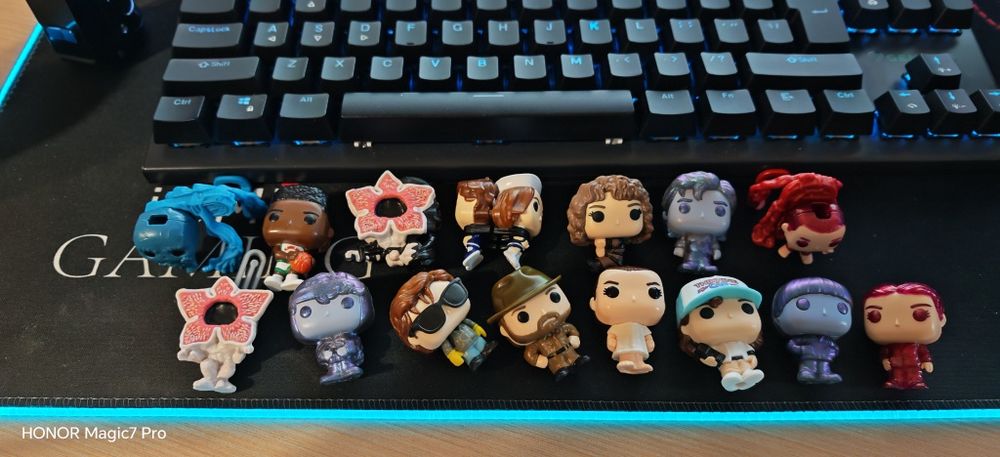 Продавам фигурки от Kinder Joy Stranger Things