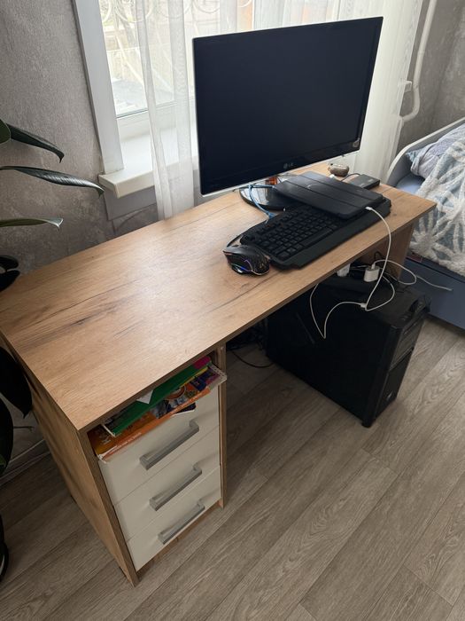 Продам  компьютерный стол в отличном состоянии