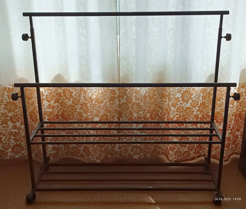 Вешалка напольная на колёсах