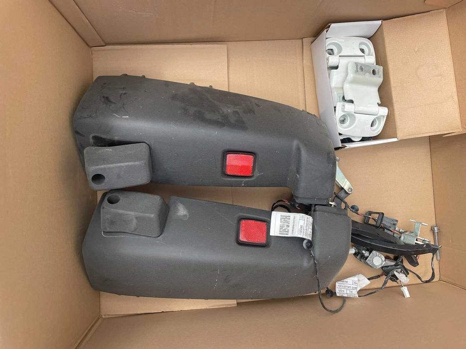 Кори за товарен отсек, клипсове,буфери задна броня