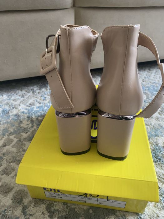 Продам туфли на каблуке