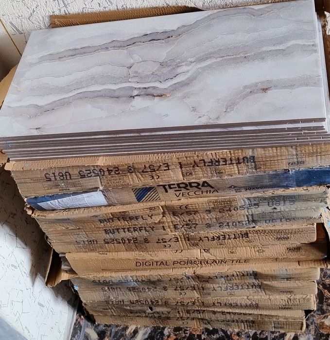 Vând Gresie cumpărată din Dedeman + 5 saci adeziv gratis