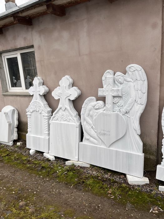 Monumente funerare/cruci din marmura