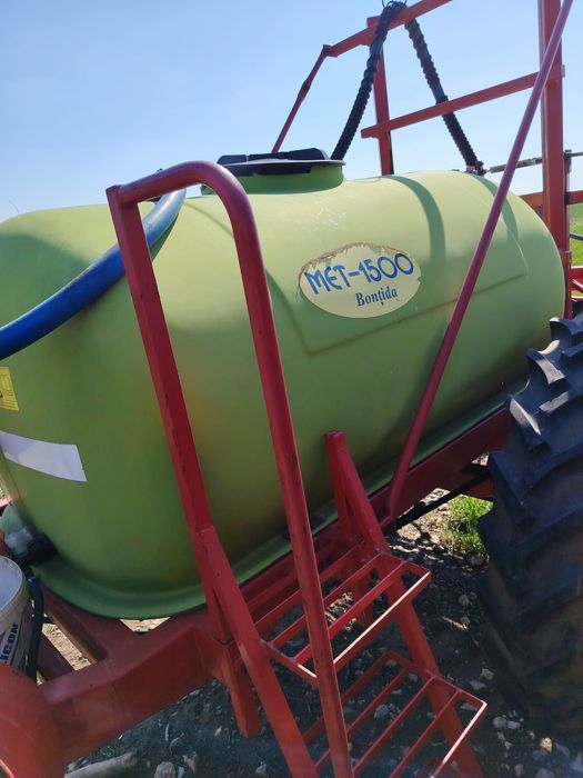 Masina de erbicidat tractat