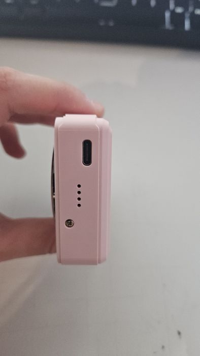 Розова дигитална камера