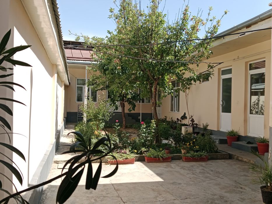 Uy sotiladi shtabda 3 sotiq 6 xona  holati yaxshi  narxii kelishamz