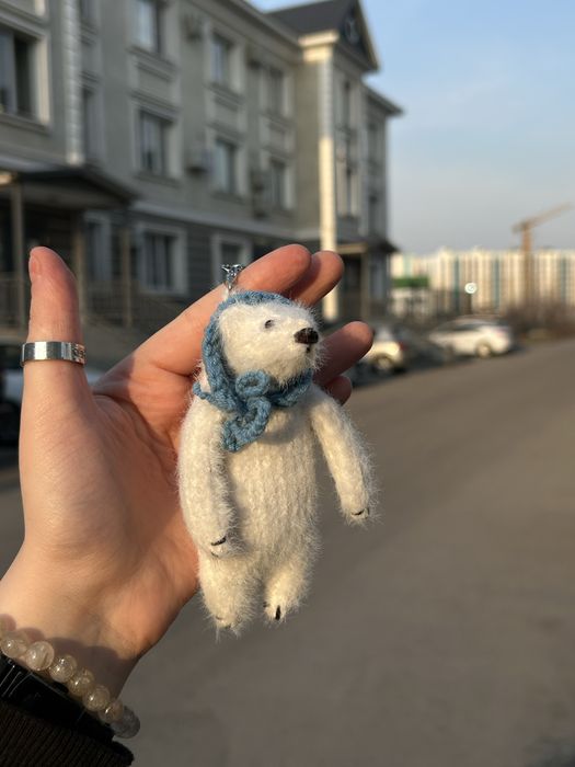 Вязанный брелок / обвес медведь Белёк
