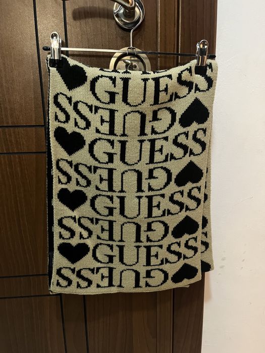 Дамски шал Guess