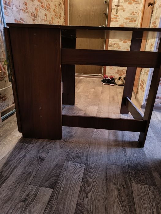 Продается стол, книжка