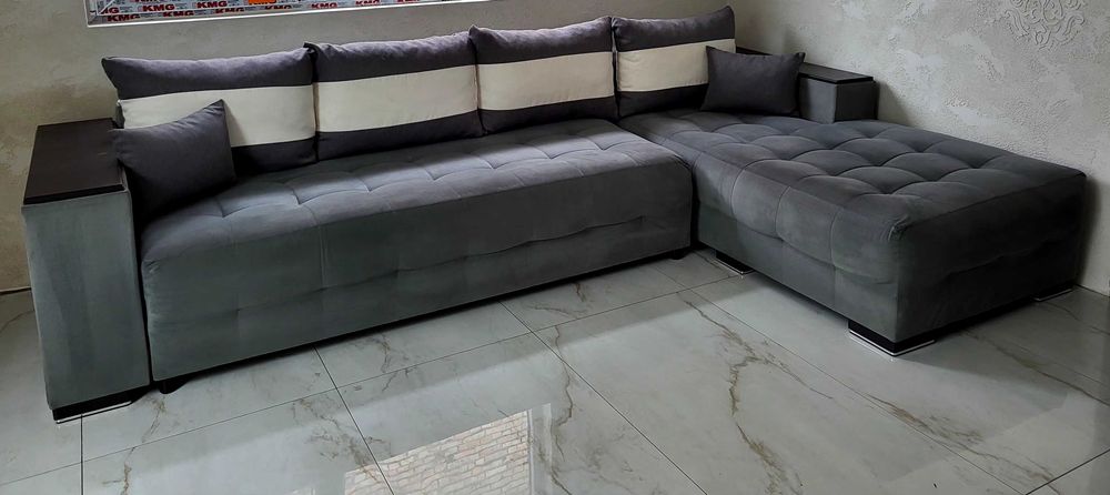 Модерен разтегателен ъглов диван  и помощни плотове  !