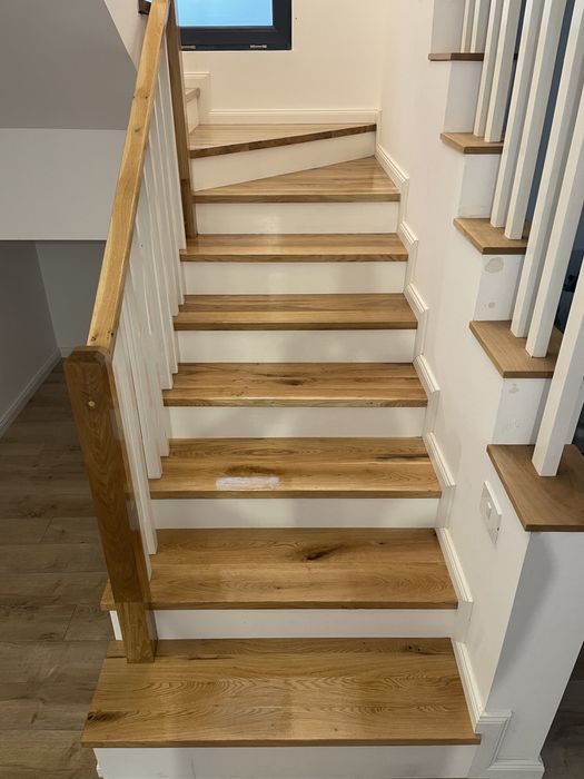 Scari de interior din lemn masiv de stejar si mobila la comanda