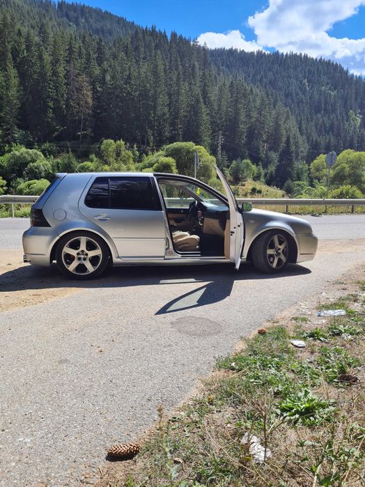 Продавам  Голф 4  арл    колата    не  се   продава   на части